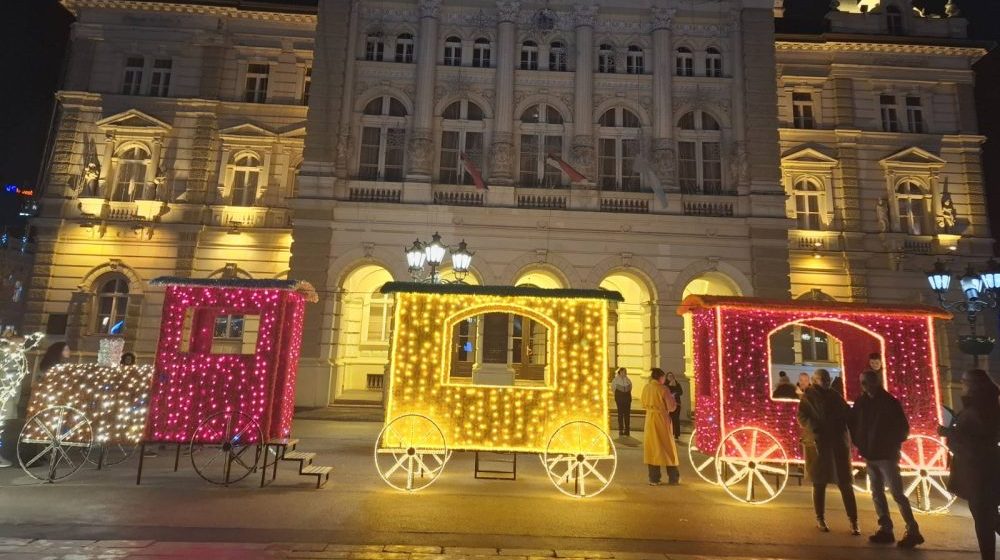 Karleuša, Đorđe David i Aca Lukas da se ukrcaju u vozić u centru Novog Sada 4