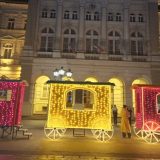 Karleuša, Đorđe David i Aca Lukas da se ukrcaju u vozić u centru Novog Sada 4