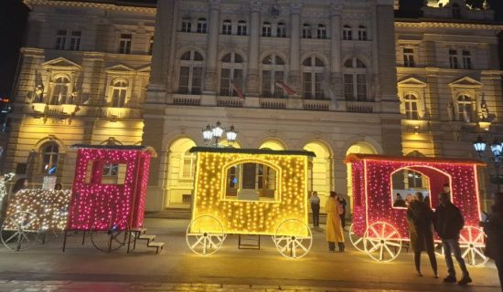 Karleuša, Đorđe David i Aca Lukas da se ukrcaju u vozić u centru Novog Sada 5