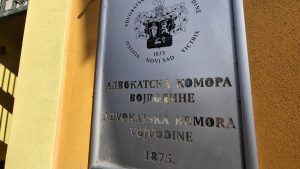 Advokatska komora Vojvodine najoštrije osuđuje napad na imovinu javne tužiteljke Osnovnog javnog tužilaštva u Subotici Aleksandre Stojsavljević.