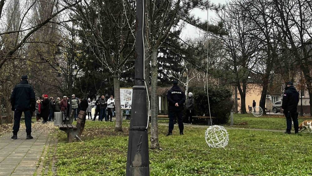 Vučić i Pelegrini u Bačkom Petrovcu: Jake snage Žandarmerije opkolile nekolicinu mirnih protestanata (VIDEO) 2