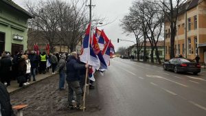 Vučić i Pelegrini u Bačkom Petrovcu: Jake snage Žandarmerije opkolile nekolicinu mirnih protestanata (VIDEO) 28