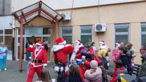 Radost za male heroje: Deda Mraz se spustio sa krova Dečije bolnice u Novom Sadu i podelio paketiće (VIDEO) 32