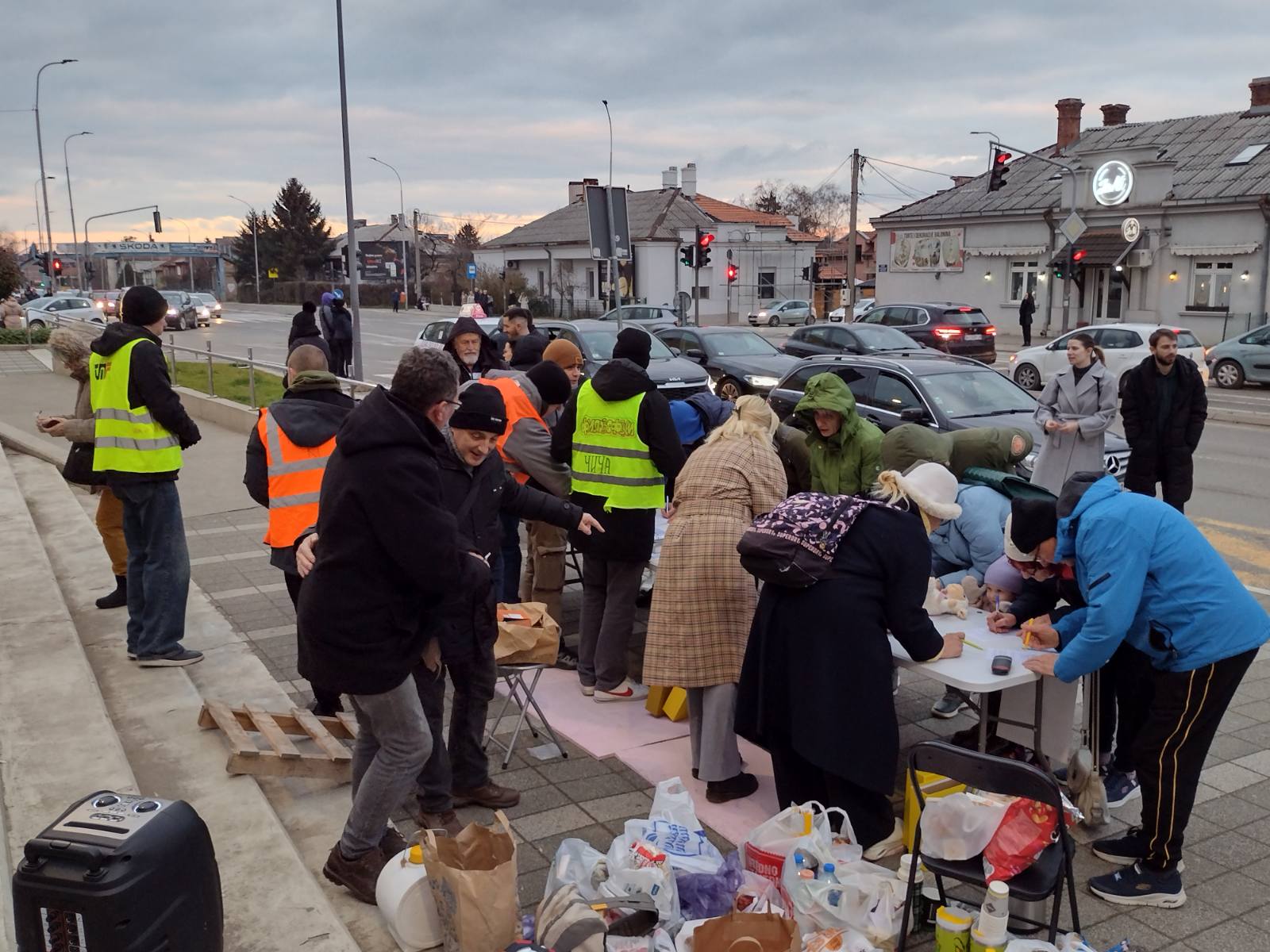 UŽIVO Studenti u akciji skupljanja potpisa za izbore: Odziv građana prevazišao očekivanja studenata, potpise dali i članovi SPS-a (FOTO/VIDEO) 2