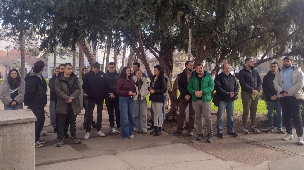 Nismo zaboravili zbog čega je sve počelo: Studenti i građani odali poštu nastradalima u Novom Sadu ispred kragujevačkog PMF-a 4