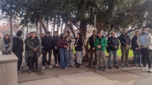 Nismo zaboravili zbog čega je sve počelo: Studenti i građani odali poštu nastradalima u Novom Sadu ispred kragujevačkog PMF-a 1