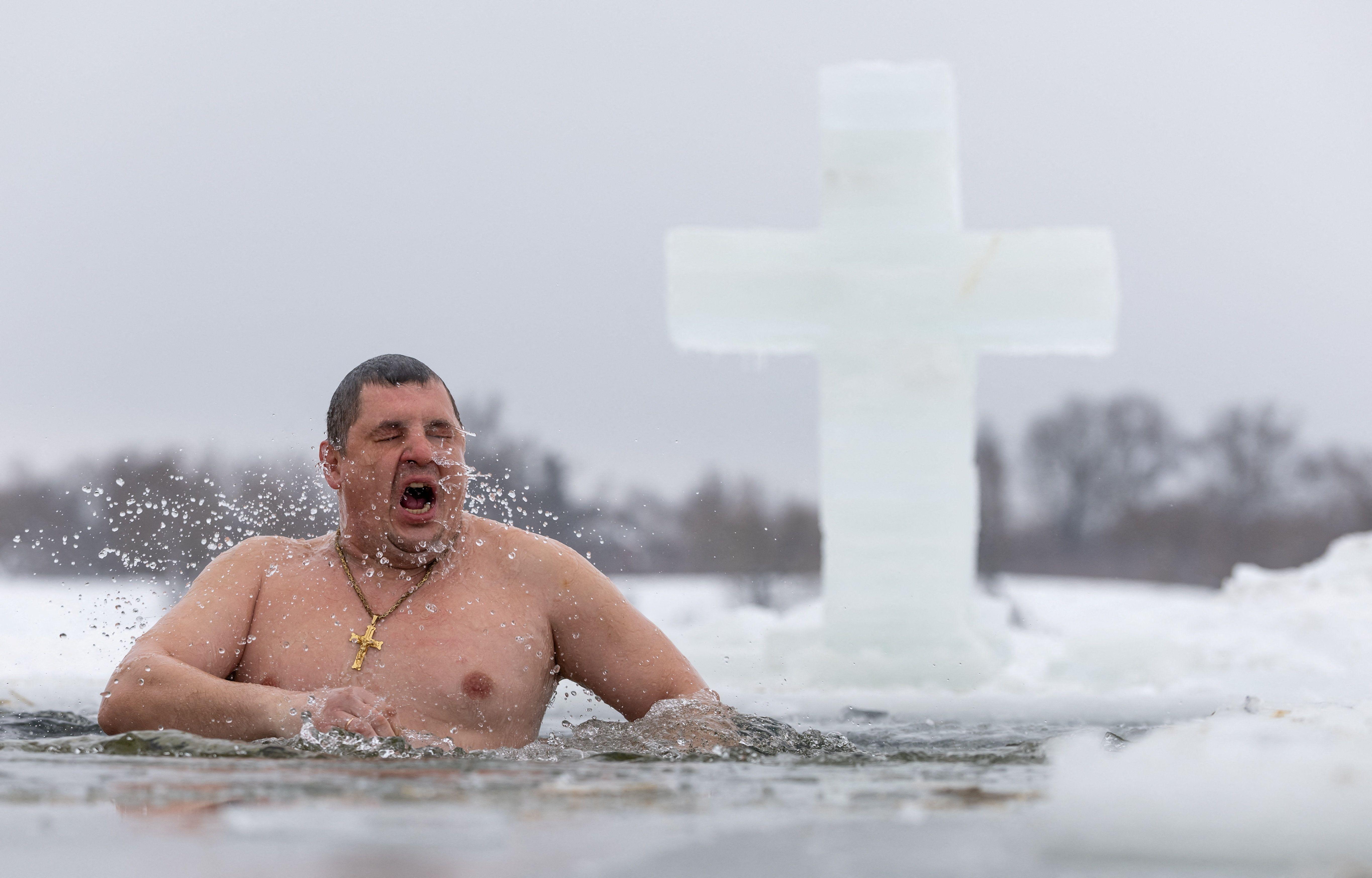 muškarac izranja iz ledene vode u gradu Stupino u Moskovskoj oblasti na bogojavljanje