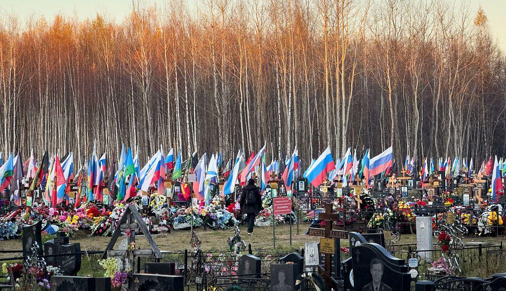 'Prevareni smo': Žena koja vrbuje strance da se bore za Rusiju 3 veliki broj ruskih i drugih zastava i cveća pored grobova ruskih vojnika poginulih tokom vojne akcije zemlje u Ukrajini, u ruralnom regionu Volge u Kostromi.