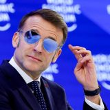 Zašto Makron nosi naočare za sunce u zatvorenom 4