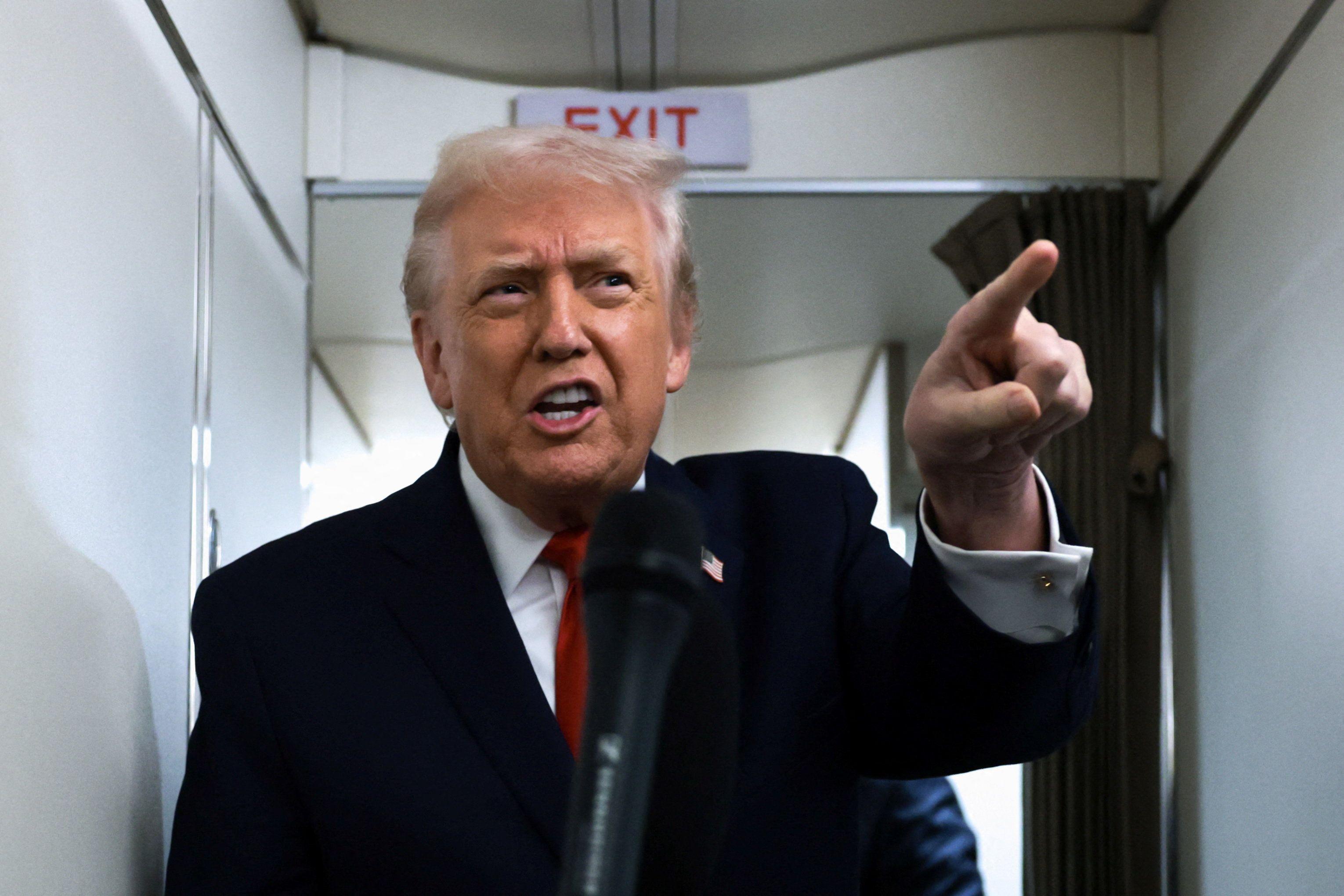 tramp, tramp preti, tramp upire prstom