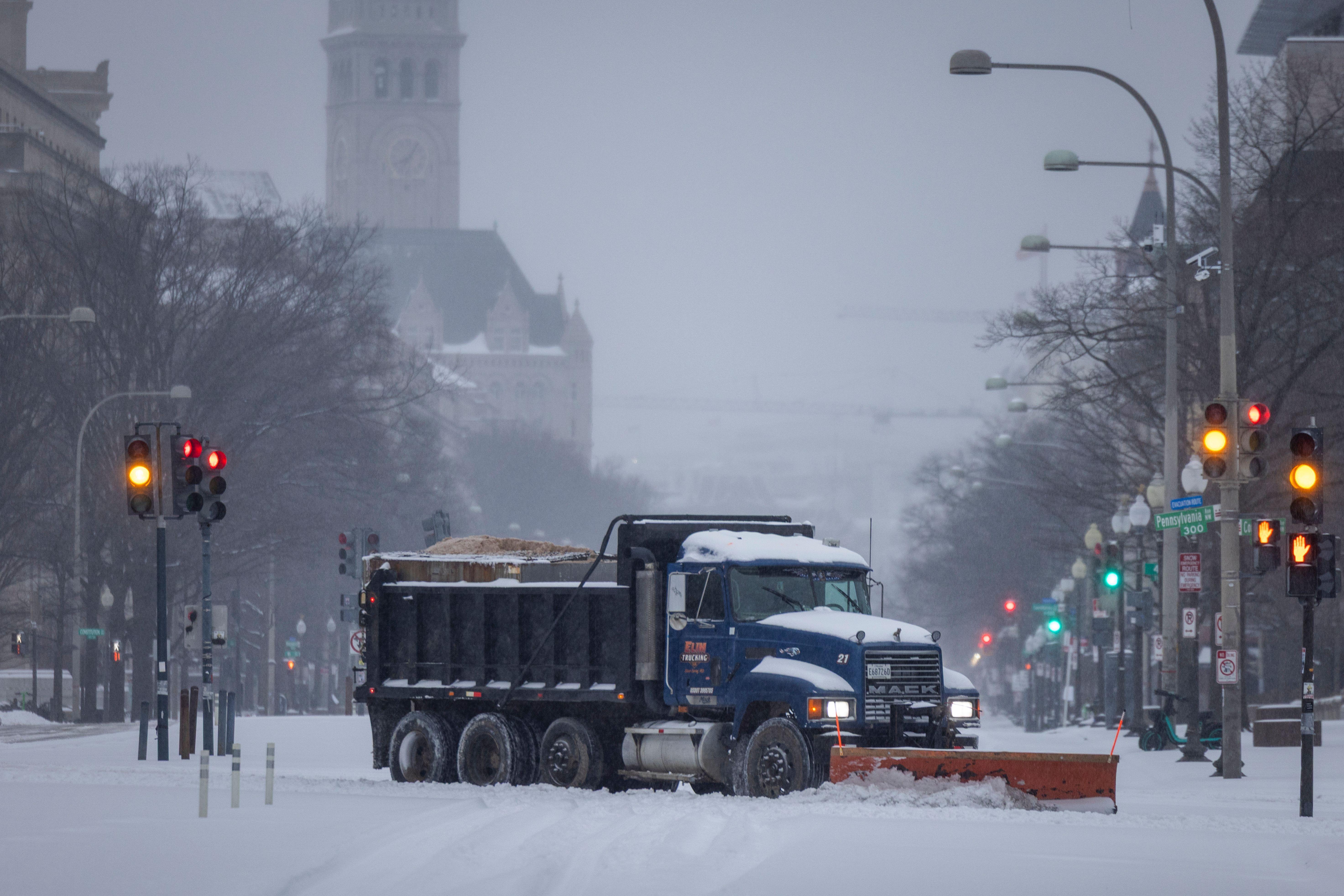 Snežna oluja paralisala Ameriku: Najmanje 14 mrtvih, stotine hiljada bez struje 18 kamion čisti sneg u Vašingtonu