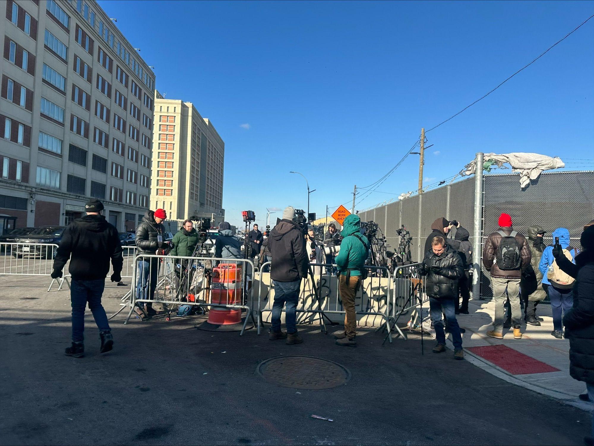 Novinari i policija oko zatvora u kojem je zatočen Maduro 