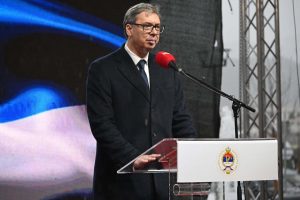 Srbija je godinama balansirala između EU, SAD, Rusije i Kine. Rat u Ukrajini, sankcije i energetski pritisci sada su ozbiljno uzdrmali tu politiku, pišu nemački i švajcarski mediji, prenosi Dojče Vele.