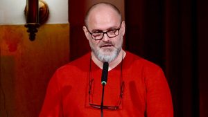 Svečano uručenje 72. NIN-ove nagrade kritike za najbolji roman objavljen u 2025. godini na srpskom jeziku održano je danas u Zadužbini Ilije M. Kolarca. Ovogodišnjem laureatu Darku Tuševljakoviću nagradu za roman „Karota” („Laguna”) uručio je prošlogodišnji laureat Marinko Arsić Ivkov.