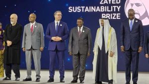 Predsednik Srbije Aleksandar Vučić izjavio je danas da se nada da će u preuzimanje ruskog udela u Naftnoj industriji Srbije (NIS) biti uključeni i Mađarska i Ujedinjeni Arapski Emirati, prenela je Radio-televizija Srbije.