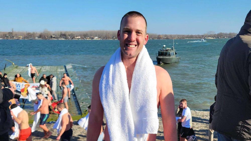 U plivanju za časni krst u Srbiji prvi put učestvovao zvaničnik Ambasade SAD u Beogradu 11