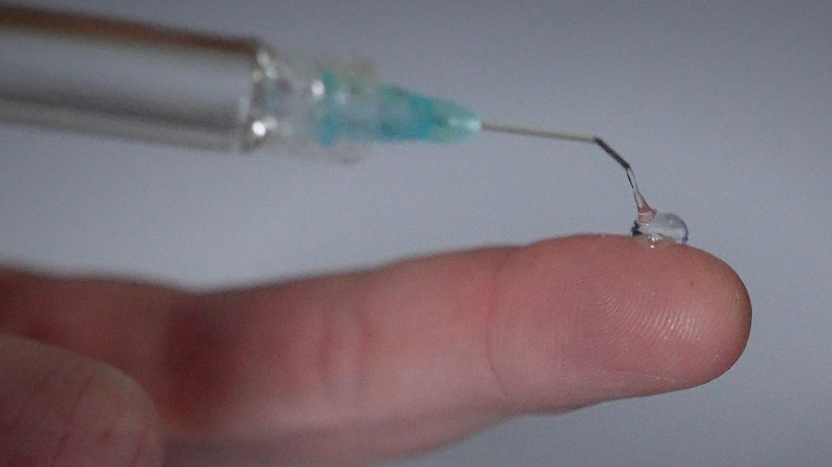 kap providnog gela na vrhu prsta, koja pokazuje njegov viskozitet i prozračnost