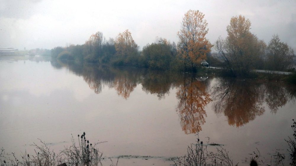 (VIDEO) Vanredna situacija u Zvorniku, problemi i u Hercegovini: Vatrogasac izvukao Golfa iz nabujale reke 9