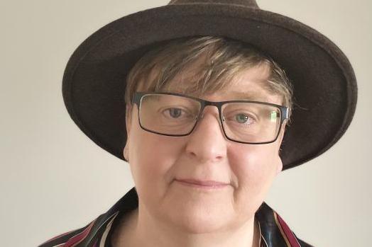 Kako su tajlandske lezbejske ljubavne priče postale višemilionska industrija 6 Žena sa šeširom i naočarima za vid