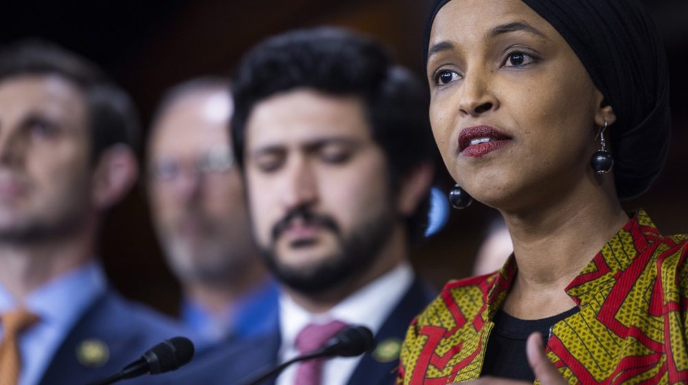 Tramp bi da je protera: Ko je Ilhan Omar, kongresmenka koja je poprskana nepoznatom tečnošću? 8