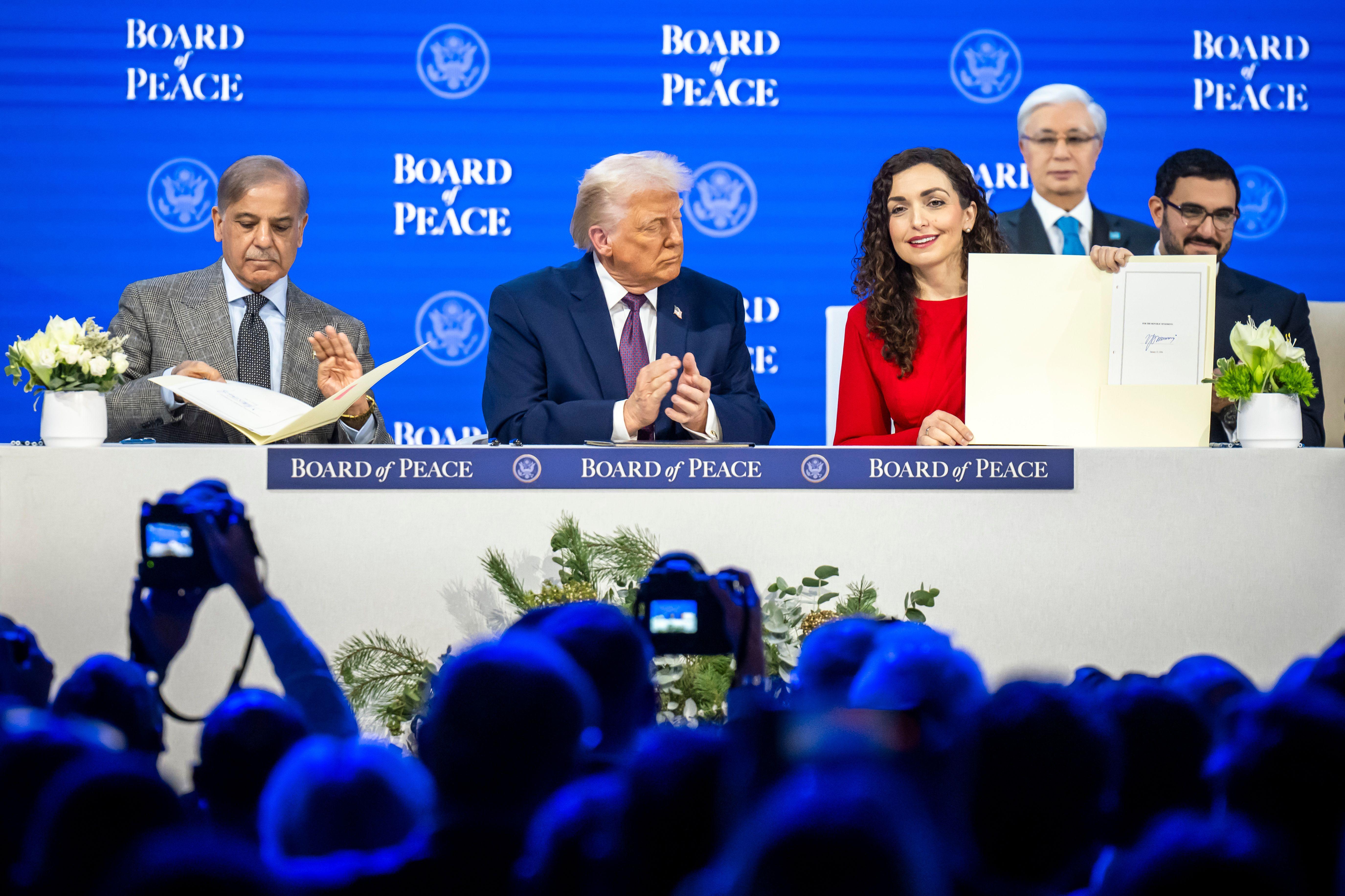 Američki predsednik Donald Tramp (u sredini) sedi između pakistanskog premijera Šehbaza Šarifa (levo) i kosovske predsednice Vjose Osmani (desno) tokom ceremonije potpisivanja povelje „Odbora za mir“ tokom 56. godišnjeg sastanka Svetskog ekonomskog foruma u Davosu.