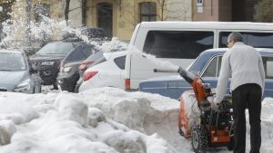 Sneg, ledene kiše i vrlo niske temperature pogodile su danas mnoge delova Evrope, a saobraćaj je u velikom broju gradova u više zemalja otežan, opasan ili obustavljen.