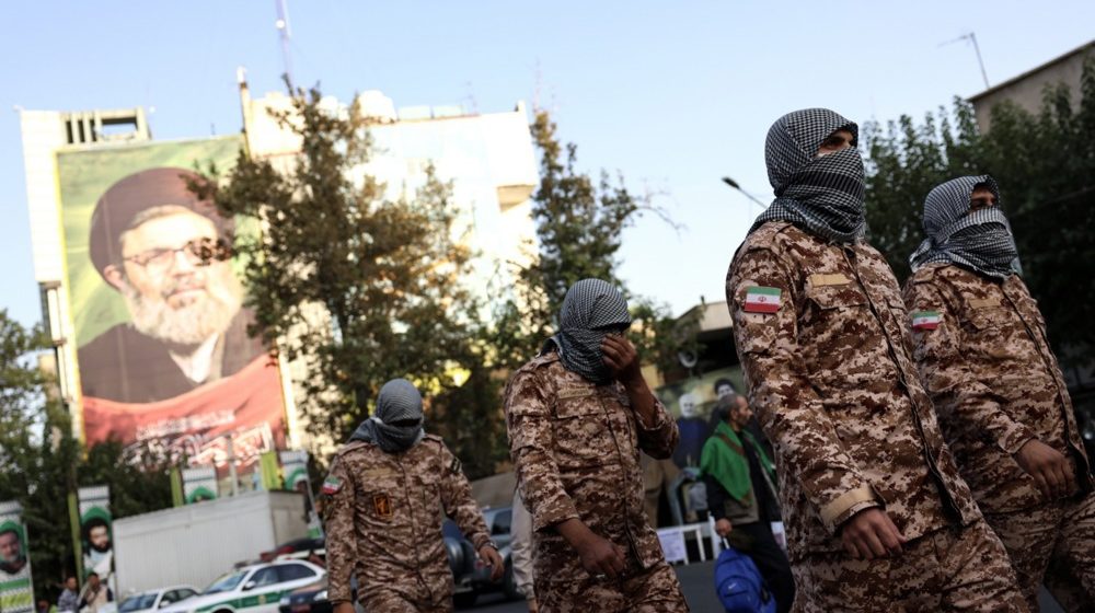 "Udaraju palicama, pucaju na demonstrante": Šta je Basidž, koji ima vodeću u logu u gušenju protesta u Iranu? 9