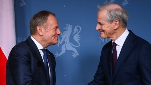 Poljska vojna industrija i norveška Kongsberg grupa potpisali su danas kraj Varšave ugovore o konzorcijumu za izradu savremenog sistema protivvazdušne odbrane sa naglaskom na zaštitu Poljske od neprijateljskih dronova na istočnoj granici sa Rusijom i Belorusijom.