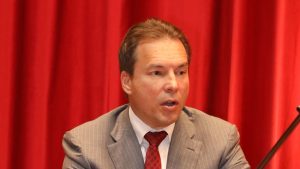 Da li je odlukom Vlade Srbije da, uprkos izričitom "ne" Beogradske filharmonije, za njenog v. d. direktora imenuje dirigenta Bojana Suđića na red došao početak "demontaže" ili čak prikrivene najave privatizacije jednog od deset najboljih orkestara na svetu koji duže od decenije čeka na novu koncertnu zgradu obećanu od najviše aktuelne vlasti, a poslednje dve godine ubeđuje Vladu o neophodnosti da redovnim zakonskim putem na konkursu dobije novu upravu?