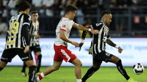 Fudbaler Santosa Nejmar produžio je ugovor sa Santosom do kraja godine, u pokušaju da se izbori za mesto u reprezentaciji Brazila za Svetsko prvenstvo ovog leta.