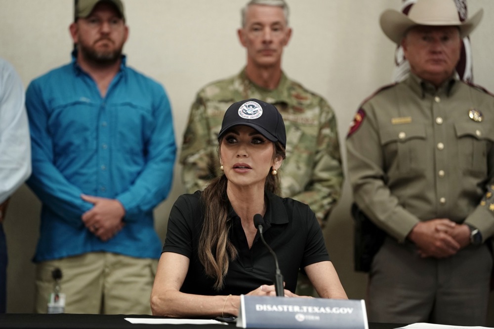 "Trampova barbika": Ko je Kristi Noem, ministarka za unutrašnju bezbednost SAD? 1