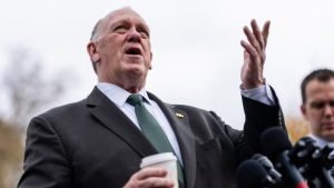 Tom Homan, Trampov "car za granicu" izjavio je danas da "neprijateljska retorika, opasne pretnje i mržnja" prema agentima za sprovođenje imigracionih zakona „mora da prestane“, prenosi CNN.