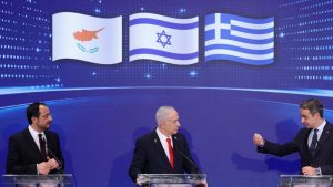 Kipar, Grčka i Izrael spremaju se da intenziviraju zajedničke vojne vežbe i obuke. Čini se da je Turska više zabrinuta zbog toga što ove dve članice EU sve više kupuju napredne sisteme naoružanja iz Izraela, piše Dojče Vele.