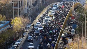 (VIDEO) Potpuni prekid interneta u Iranu, protesti sve masovniji, 45 stradalih: Tramp preti udarima "ako počnu da ubijaju demonstrante" 1