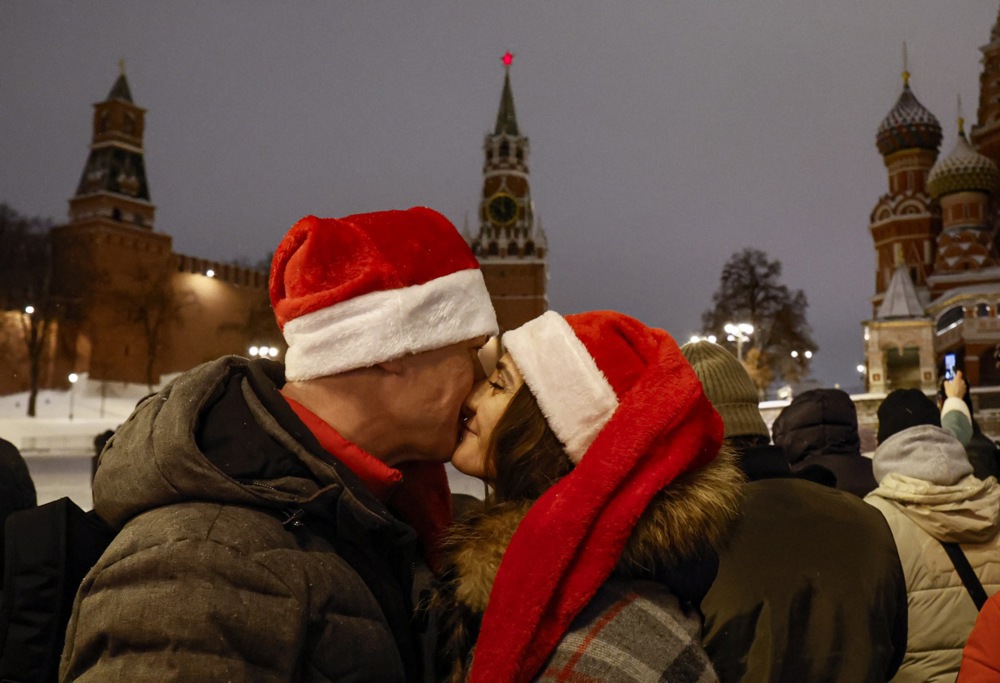 epaselect epa12619861 People celebrate the New Year near Red Square in Moscow, Russia, 31 December 2025. Fireworks displays on New Year's Eve and Christmas have been canceled in Moscow. Red Square is closed to visitors from 18:00 on 31 December 2025 to 08:00 on 01 January 2026. Security measures will be strengthened in the center of the capital. The restrictions are related to a special military operation in Ukraine, the authorities clarified. 