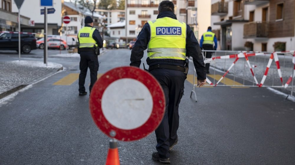 Svedok požara u Švajcarskoj: Pirotehnička sredstva na bocama pića zapalila plafon 9