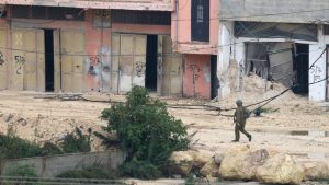 (VIDEO) Naoružani muškarci snimljeni kako tuku Palestinca na Zapadnoj obali 2