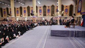 Iranska revolucionarna garda (IRGC) upozorila je danas demonstrante širom Irana da je zaštita bezbednosti u zemlji „crvena linija“, dok je vojska odvojeno poručila da će "zaštititi nacionalne interese, državnu stratešku infrastrukturu i javnu imovinu".