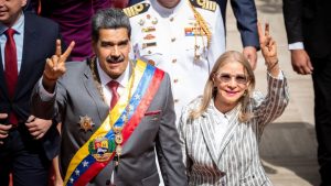 Kada se pročula vest o napadu SAD na Venecuelu, mnoge je zbunilo to što američke snage nisu zarobile i ukrcale na let za Njujork samo predsednika zemlje Nikolasa Madura, već i njegovu suprugu Siliju Flores.