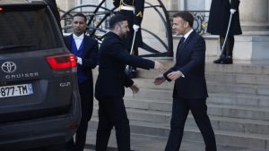 Ukrajinski saveznici u Evropi složiće se da bezbednosne garancije za Ukrajinu moraju uključiti politički i pravno obavezujuću podršku Kijevu u slučaju budućeg oružanog napada Rusije, pokazuje nacrt zajedničkog dokumenta pripremljenog za današnji samit evropskih lidera u Parizu, posvećen planu za okončanje rusko-ukrajinskog rata, javlja Rojters.