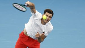 Mladi Amerikanac Itan Kvin napravio je jedno od najvećih iznenađenja na ovogodišnjem Australijan openu izbacivši u drugom kolu turnira Huberta Hurkača sa 6:4, 7:6(5), 6:1