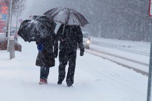 Temperature ispod nule i snežne padavine prave probleme širom Evrope. U Parizu je nastao saobraćajni kolaps, u Poljskoj temperatura ide i ispod minus 20 stepeni. Saobraćaj je otežan i u Belgiji. Problemi sa snegom i poplavama i u Republici Srpskoj, Crnoj Gori i Hrvatskoj.