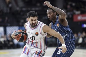 Košarkaši Pariza pobedili su večeras na gostujućem terenu u Istanbulu Efes 84:79 (19:21, 21:18, 25:25, 19:15), u utakmici 20. kola Evrolige.