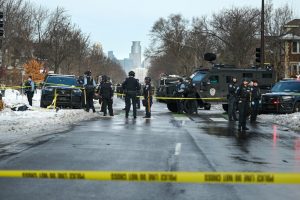 Jedna žena je danas poginula u Mineapolisu u SAD kada je na nju pucao jedan pripadnik američke Službe za imigraciju i carine (ICE) što je izazvalo velike demonstracije delom i zato jer se desilo upravo u delu tog grada gde je policija 2020. godine ubila Afroamerikanca Džordža Flojda.