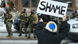 Agent američke službe za imigraciju i carinu (ICE) u sredu je u Mineapolisu pucao i ubio 37-godišnju ženu u njenom automobilu, u sklopu federalne akcije predsednika Donalda Trampa.

 