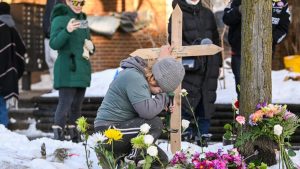 Američki imigracioni agent ubio je juče 37-godišnju ženu u Mineapolisu, što je izazvalo žestoku polemiku nakon što su lokalni zvaničnici odbacili tvrdnje Trampove administracije da je u pitanju bila samoobrana, piše BBC.