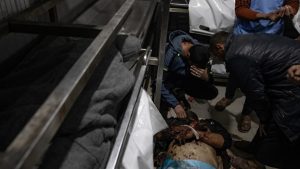 Najmanje 13 osoba je ubijeno u izraelskim napadima u Pojasu Gaze, saopštili su danas palestinski zdravstveni zvaničnici. Među poginulima je najmanje jedno dete.