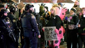 Savezni agenti SAD-a pucali su na dve osobe ispred bolnice u Portlandu, Oregon, dan nakon što je agent federalne Agencije za imigracviju (ICE) ubio ženu u Mineapolisu.