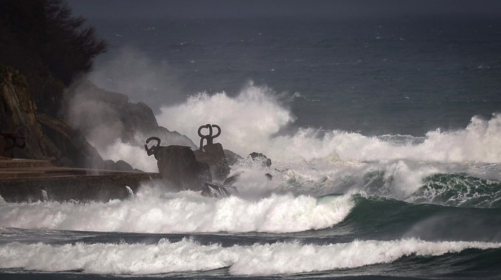(VIDEO) Oluja Goreti paralisala sever Evrope: Stotine hiljada domaćinstava bez struje, obustavljen saobraćaj, udari vetra i do 213 kilometara na sat 1