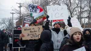 Desetine hiljada ljudi izašle su na ulice Mineapolisa, a više od hiljadu dodatnih protesta održava se širom Sjedinjenih Američkih Država zbog ubistva 37-godišnje Rene Gud u sredu u akciji agent Službe za imigraciju i carinu (ICE), prenose mediji.